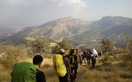 صعود کارکنان و کارگزاران حج و زیارت ایلام به قله مانشت در گرامیداشت حان باختگان منا